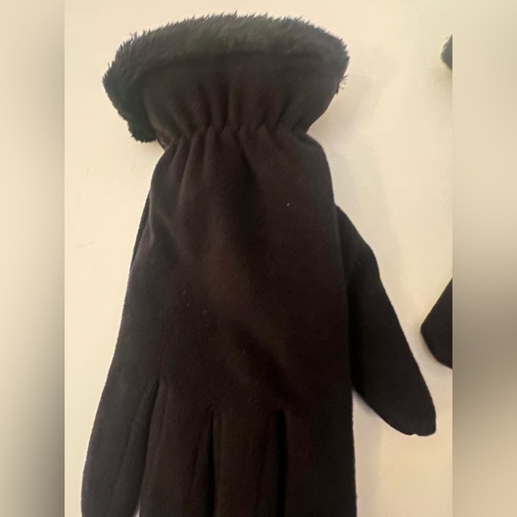 ISOTONER WOMEN’S STRETCH FLEECE GLOVES W/MICROLUXE LINING  SIZE SMALL. BLACK - Picture 11 of 11